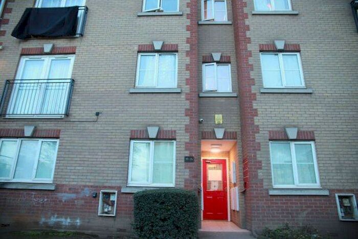 2 Bedroom Flat To Rent In Queensland Court, Tilbury, RM18