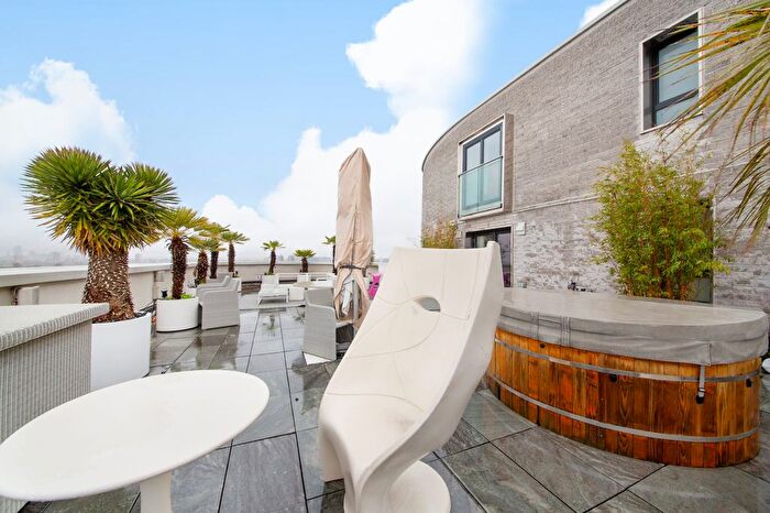 2 Bedroom Flat To Rent In St. Luke's Avenue, Clapham North, SW4