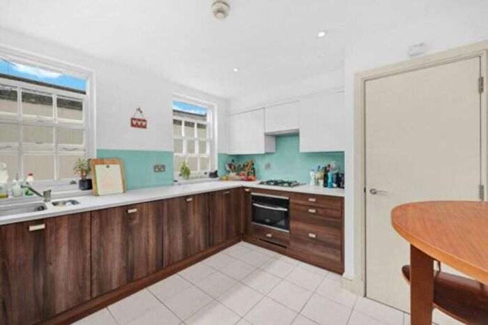 3 Bedroom Flat To Rent In Montague Mews, Bow, London, E3