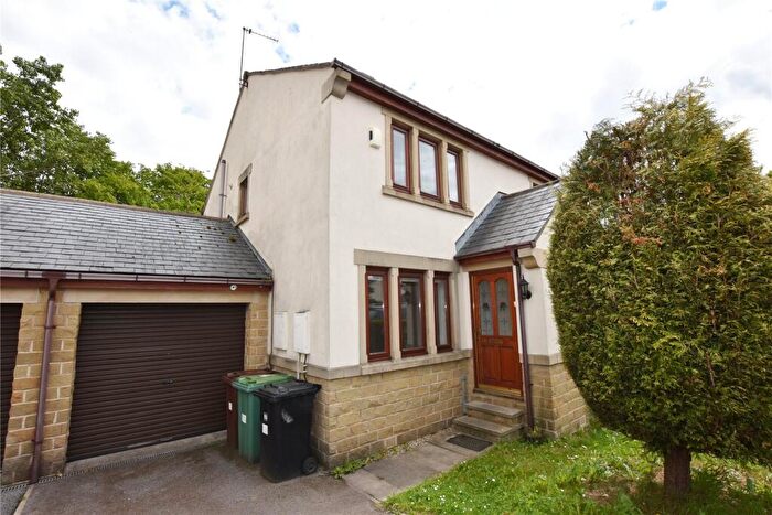 2 Bedroom Semi-Detached House To Rent In Holme Farm Court, New Farnley, Leeds, LS12