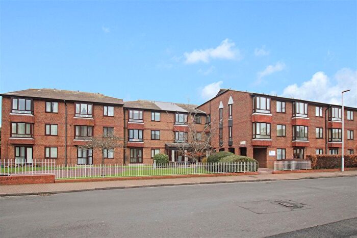 1 Bedroom Flat For Sale In Penrith Court, Broadwater Street East, Worthing, BN14