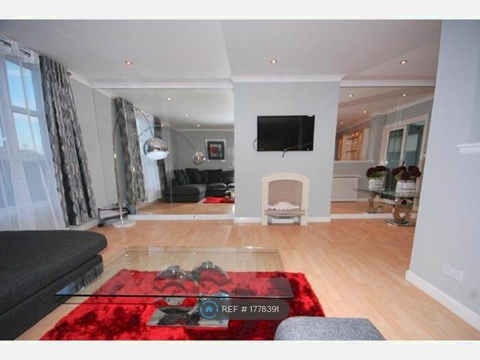 3 Bedroom Flat To Rent In New Century House, Aberdeen, AB11