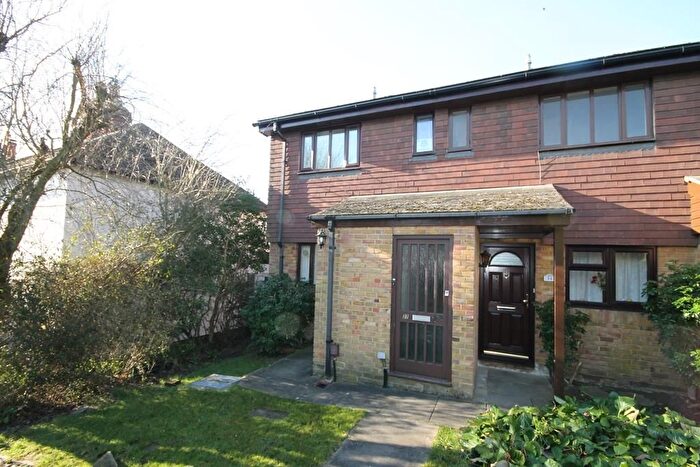 1 Bedroom Flat To Rent In Middle Road, Leatherhead, KT22