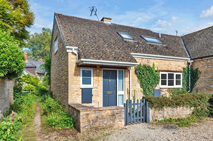 3 Bedroom Semi-Detached House For Sale In Mill Green Close, Bampton, OX18