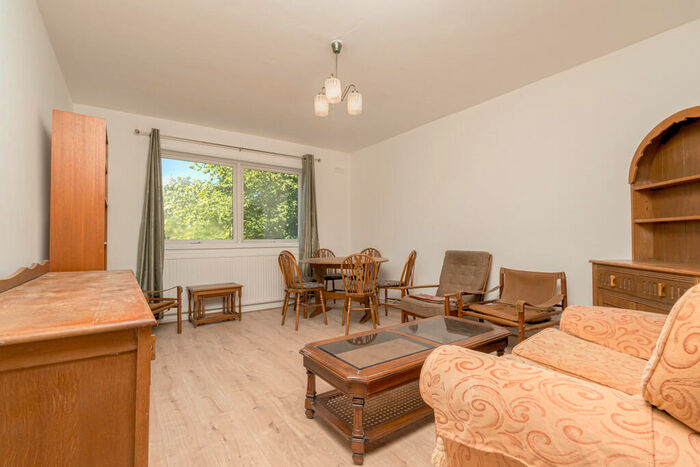 2 Bedroom Apartment To Rent In Long Lane, Finchley, London, N3