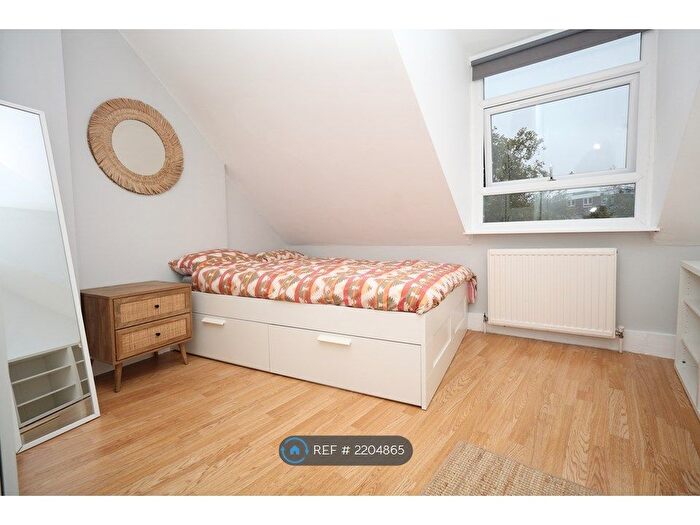 2 Bedroom Flat To Rent In Newington Green, London, N16