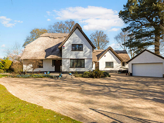 4 Bedroom Detached House For Sale In Holywell Road, Dunstable, LU6