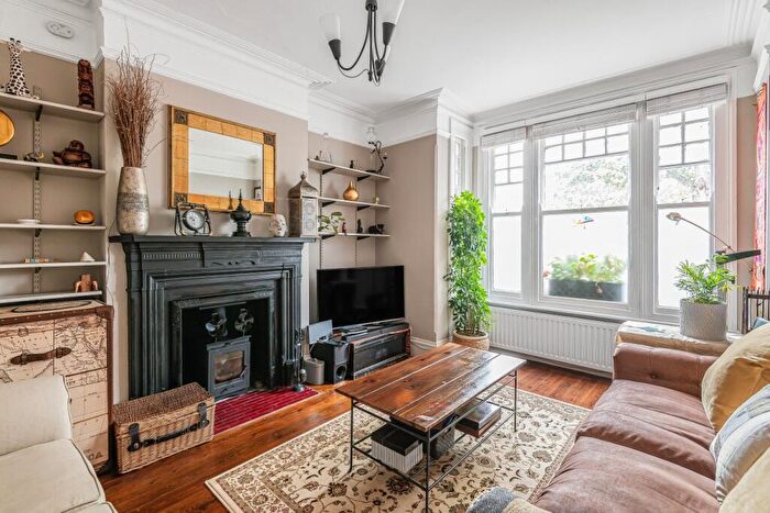 2 Bedroom Flat For Sale In Weir Road, Balham, London, SW12