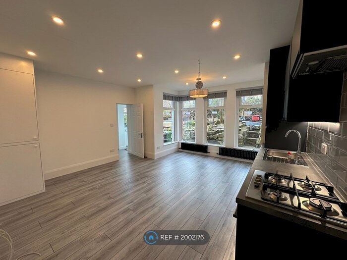 3 Bedroom Flat To Rent In Queens Road, London, E11