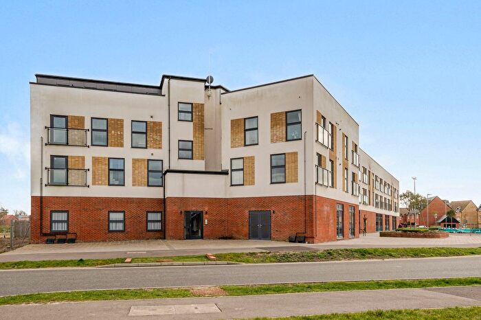 3 Bedroom Flat For Sale In Longacres Way, Longacre House Longacres Way, PO20