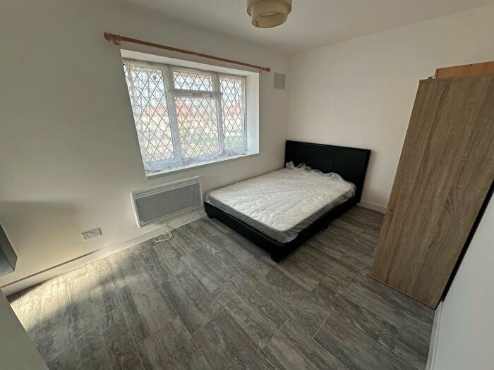 5 Bedroom House Of Multiple Occupation To Rent In Goldbeaters Grove, Edgware, HA8