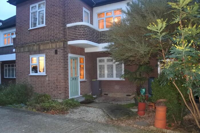2 Bedroom Maisonette To Rent In Beechwood Park, London, E18