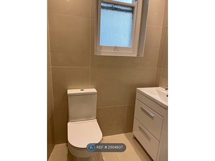 3 Bedroom Flat To Rent In North End Rd, London, W14