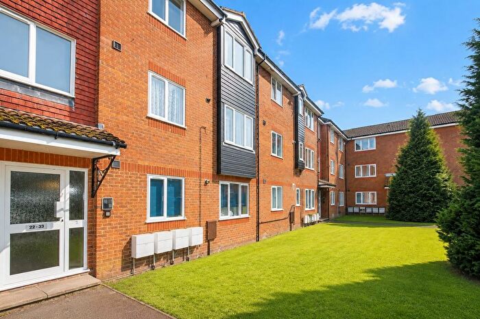 1 Bedroom Flat For Sale In Rosefield Road, Staines-Upon-Thames, TW18