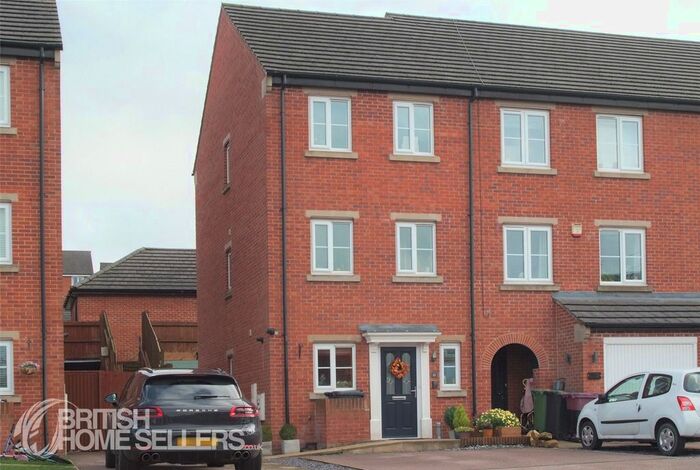 4 Bedroom Town House For Sale In Southdown Close, Doe Lea, Chesterfield, Derbyshire, S44
