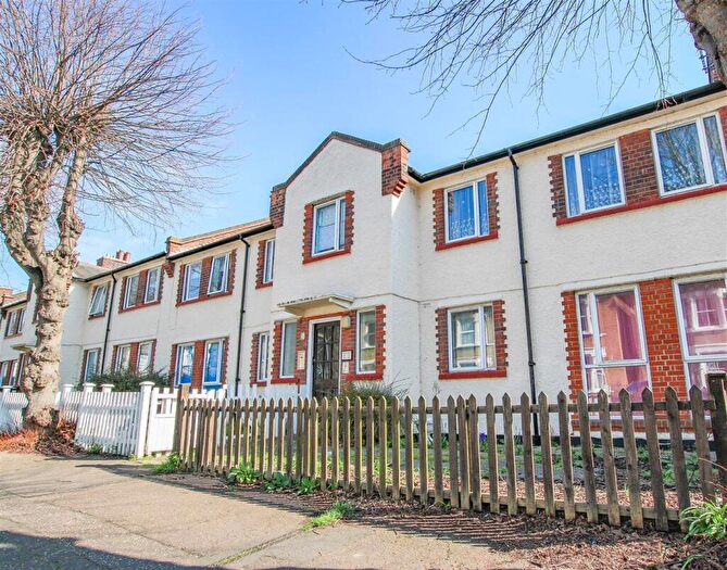 2 Bedroom Apartment For Sale In East Street, Leigh On Sea, SS9
