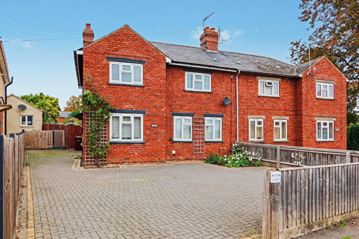 3 Bedroom Semi Detached House For Sale In Causeway, Banbury, OX16