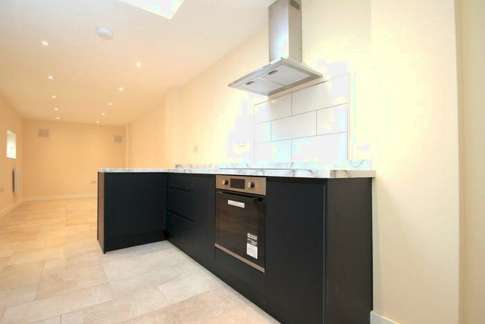 1 Bedroom Flat To Rent In Portsmouth Road, Thames Ditton, KT7