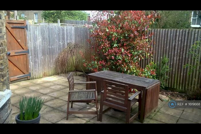 2 Bedroom Flat To Rent In Garden, London, SE24