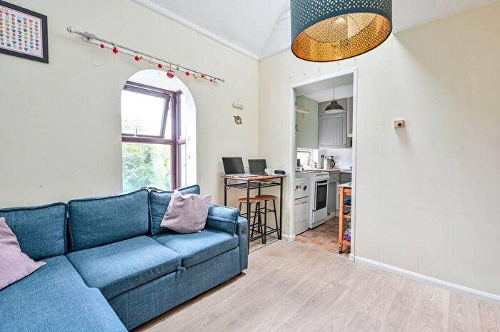 1 Bedroom Flat For Sale In Veryan, Goldsworth Park, Woking, GU21