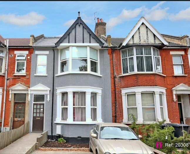 3 Bedroom Flat To Rent In Uxbridge Road, London, W7