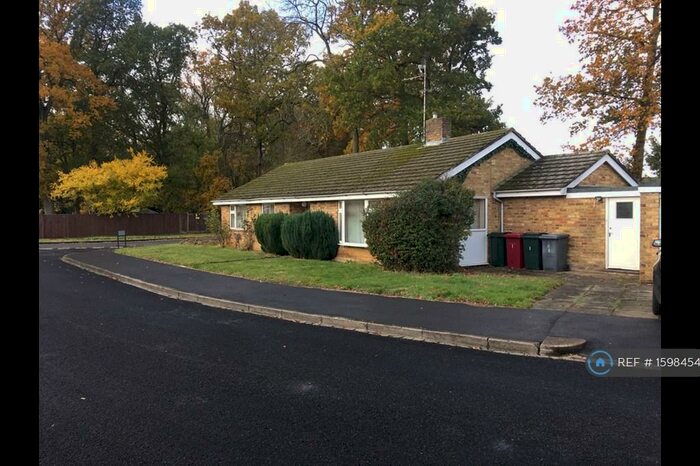 3 Bedroom Bungalow To Rent In Autumn Close, Emmer Green, Reading, RG4