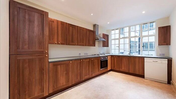 5 Bedroom Flat To Rent In Secure Portered Block Opposite Regents Park, NW8