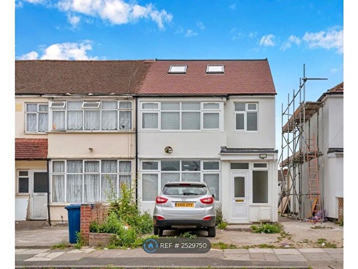 4 Bedroom Semi-Detached House To Rent In Evelyn Grove, Southall, UB1