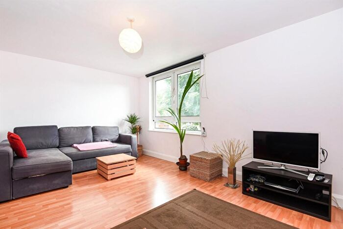 2 Bedroom Flat To Rent In Jansen Walk, London, SW11