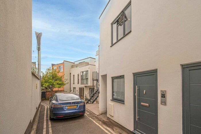 3 Bedroom Mews To Rent In Rose Joan Mews, West Hampstead, London, NW6