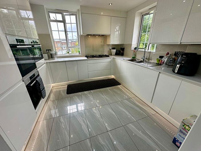 3 Bedroom Flat To Rent In Frithville Gardens, London, W12