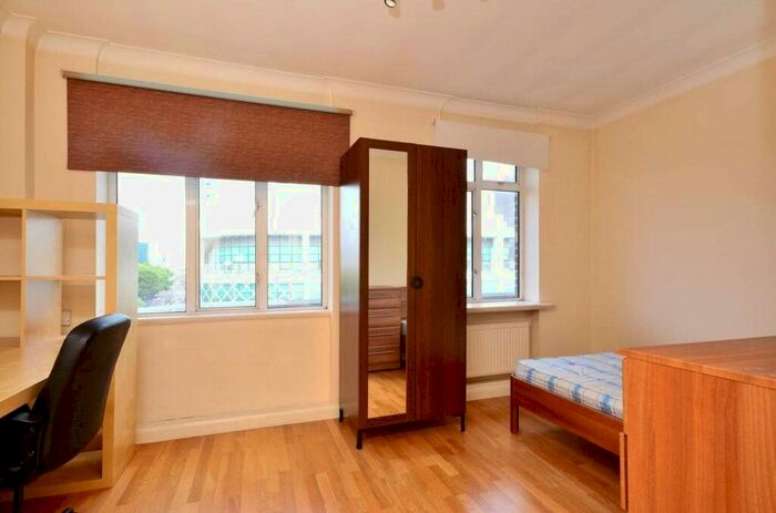 Studio To Rent In Warren Court, Euston Road, London, NW1