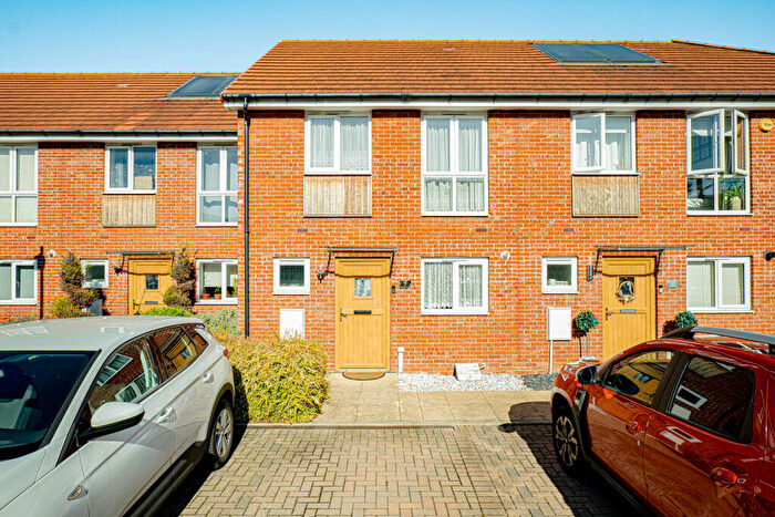 2 Bedroom Terraced House For Sale In Radar Close, Southend-on-sea, SS2