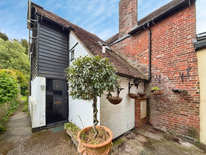 2 Bedroom Flat To Rent In High Street, Charing, Ashford, TN27