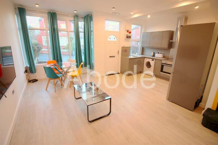 4 Bedroom House To Rent In Beechwood Crescent, Burley, Leeds, LS4