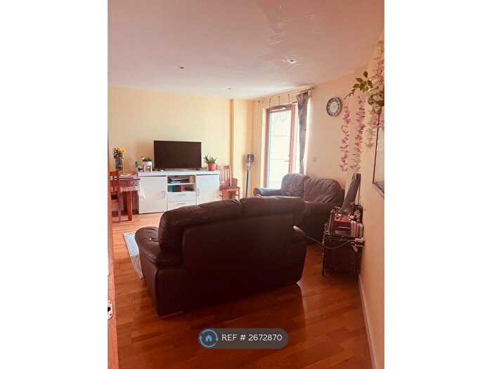 2 Bedroom Flat To Rent In Marsh Lane, Leeds, LS9