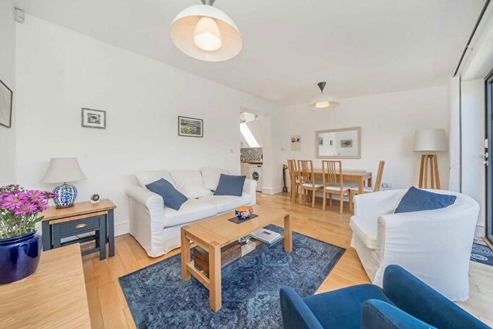 3 Bedroom Flat To Rent In Ivy Road, Cricklewood, NW2