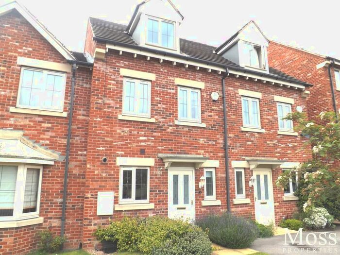 3 Bedroom Town House To Rent In Honeysuckle Close, Bessacarr, Doncaster, DN4