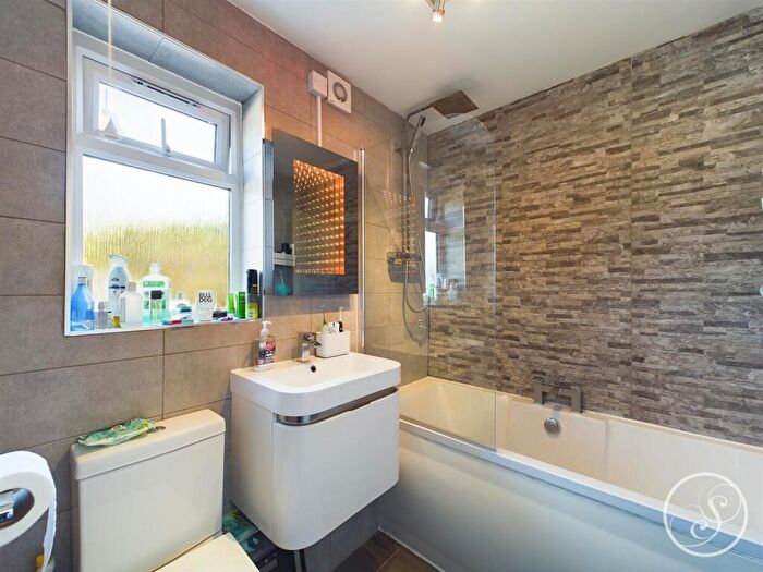 2 Bedroom Flat To Rent In Blackmoor Court, Leeds, LS17