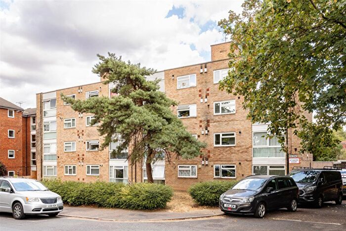 2 Bedroom Flat For Sale In Grosvenor Road, Wanstead, E11