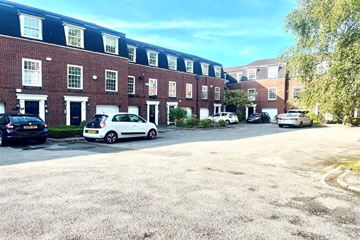 2 Bedroom Flat To Rent In Willow Bank, Fallowfield, Manchester, M14