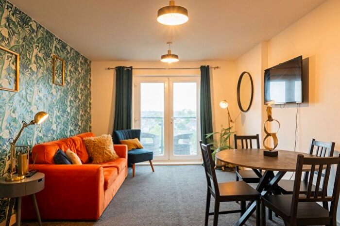 2 Bedroom Flat For Sale In Overstone Court, Cardiff, CF10