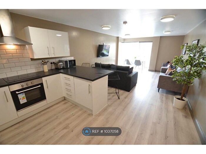 3 Bedroom Flat To Rent In Fox Street Village, Liverpool, L3