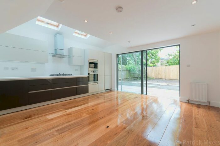 3 Bedroom Flat To Rent In Crebor Street, London, SE22