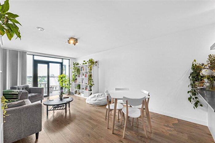 2 Bedroom Apartment To Rent In Beechwood Road, London, E8