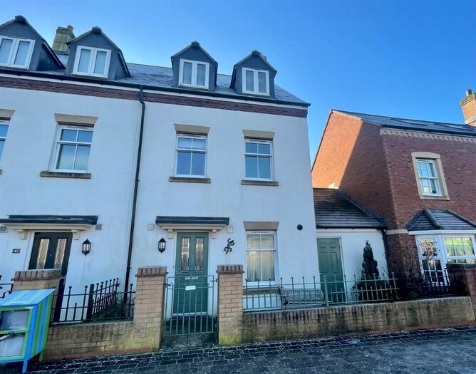 4 Bedroom Semi-Detached House To Rent In East Wichel Way, Swindon, Wiltshire, SN1