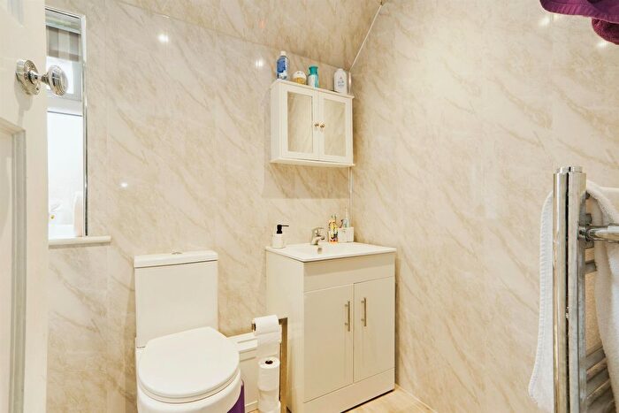 3 Bedroom Semi-Detached House For Sale In Wykebeck Valley Road, Leeds, LS9
