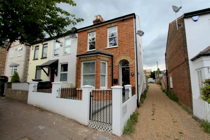 2 Bedroom End Of Terrace House To Rent In Princes Road, Buckhurst Hill, IG9