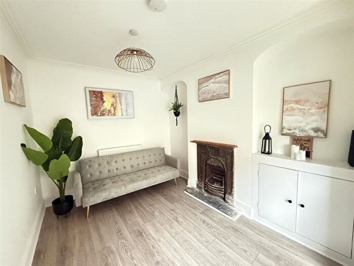 3 Bedroom House To Rent In Caellepa, Bangor, LL57