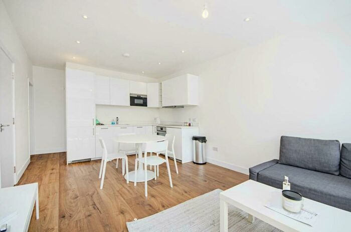 3 Bedroom Flat To Rent In Clifton Gardens, Temple Fortune, London, NW11